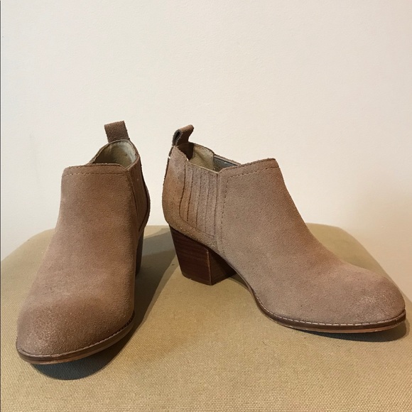 Light brown suede Dolce Vita ankle booties - Picture 4 of 6